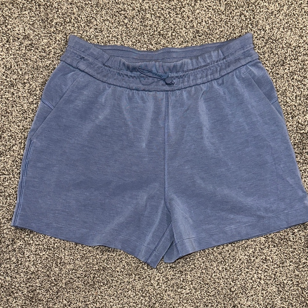 Lululemon softstreme high rise shorts size 8 women’s